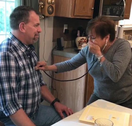 فيديو مؤثر..  أم تسمع دقات قلب إبنها المتوفي في جسد رجل آخر صورة رقم 2