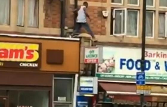 حاول الهرب من الشرطة فقفز من نافذة بيته في لندن.. فيديو صورة رقم 1