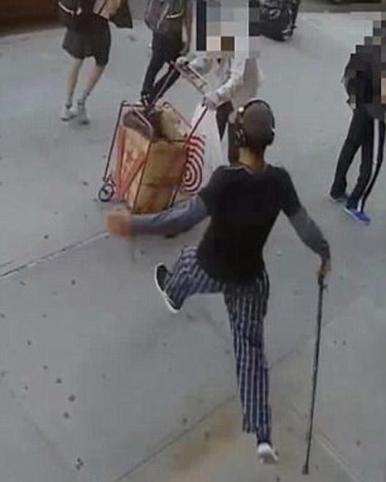 فيديو مؤلم.. اعتداء عبثي وغير مبرر على رجل تسعيني في نيويورك صورة رقم 1