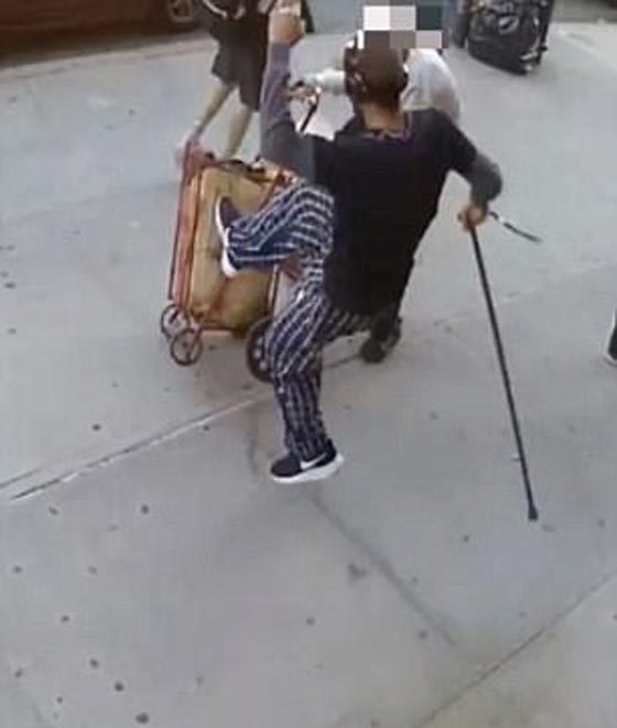 فيديو مؤلم.. اعتداء عبثي وغير مبرر على رجل تسعيني في نيويورك صورة رقم 2
