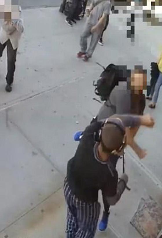 فيديو مؤلم.. اعتداء عبثي وغير مبرر على رجل تسعيني في نيويورك صورة رقم 3