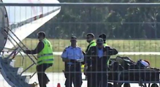 فوضى وهلع داخل طائرة والركاب يقفزون منها.. بسبب مزحة! صورة رقم 5