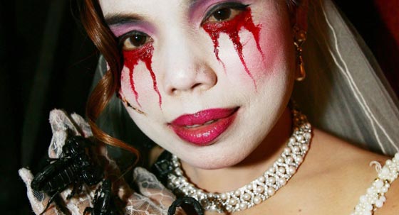  صور وفيديو مذهل! تايلانديه تسمح للعقارب والحشرات السامة بالزحف على وجهها وتضعها في فمها! صورة رقم 3