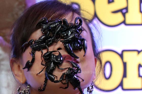  صور وفيديو مذهل! تايلانديه تسمح للعقارب والحشرات السامة بالزحف على وجهها وتضعها في فمها! صورة رقم 5