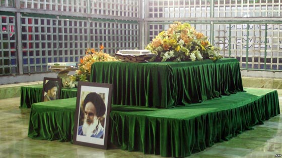 هجوم مسلّح على البرلمان الإيراني.. وتفجير انتحاري عند قبر الخميني صورة رقم 3