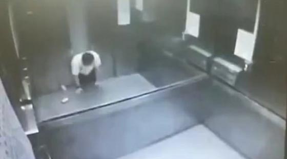 فيديو صادم: مصعد يتحرك بشكل مفاجئ ويسحق رجلا كان يحاول الدخول صورة رقم 1