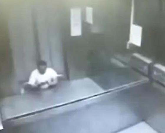 فيديو صادم: مصعد يتحرك بشكل مفاجئ ويسحق رجلا كان يحاول الدخول صورة رقم 2