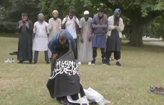 أحد مهاجمي لندن ظهر في فيلم وثائقي عن الجهادي وهو يحمل علم داعش! صورة رقم 1