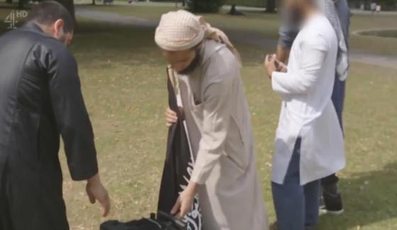 أحد مهاجمي لندن ظهر في فيلم وثائقي عن الجهادي وهو يحمل علم داعش! صورة رقم 3