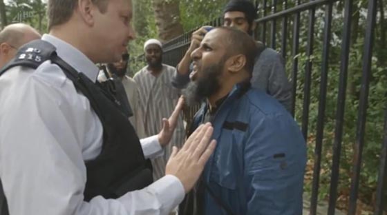 أحد مهاجمي لندن ظهر في فيلم وثائقي عن الجهادي وهو يحمل علم داعش! صورة رقم 4