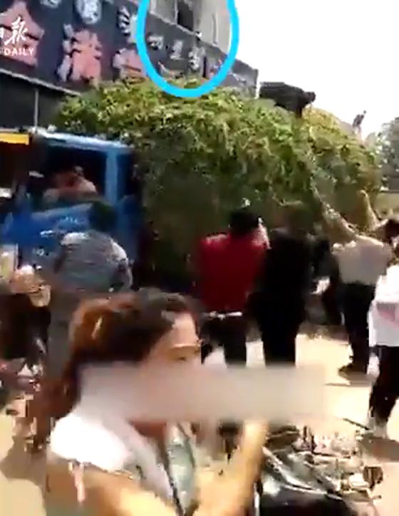 بالفيديو: رد فعل سائق شاحنة خضار ينقذ حياة العشرات من مبنى محترق صورة رقم 1