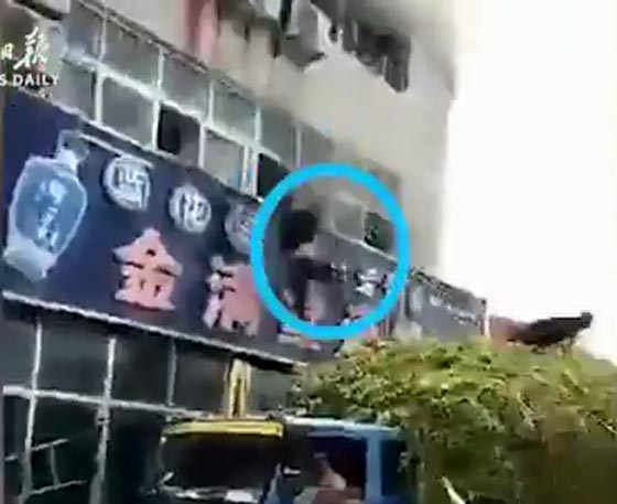 بالفيديو: رد فعل سائق شاحنة خضار ينقذ حياة العشرات من مبنى محترق صورة رقم 2