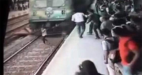 فيديو مذهل: مراهقة هندية صدمها القطار واختفت تحت عجلاته وخرجت سليمة! صورة رقم 2