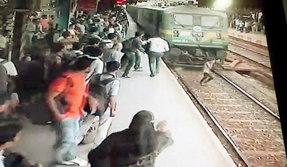 فيديو مذهل: مراهقة هندية صدمها القطار واختفت تحت عجلاته وخرجت سليمة! صورة رقم 1