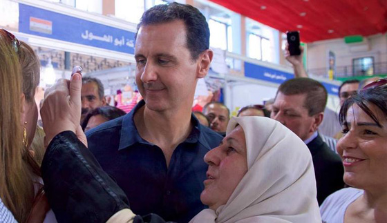 بشار الاسد يتجوّل بين زوار معرض للصناعات بدون حراسة.. فيديو صورة رقم 1