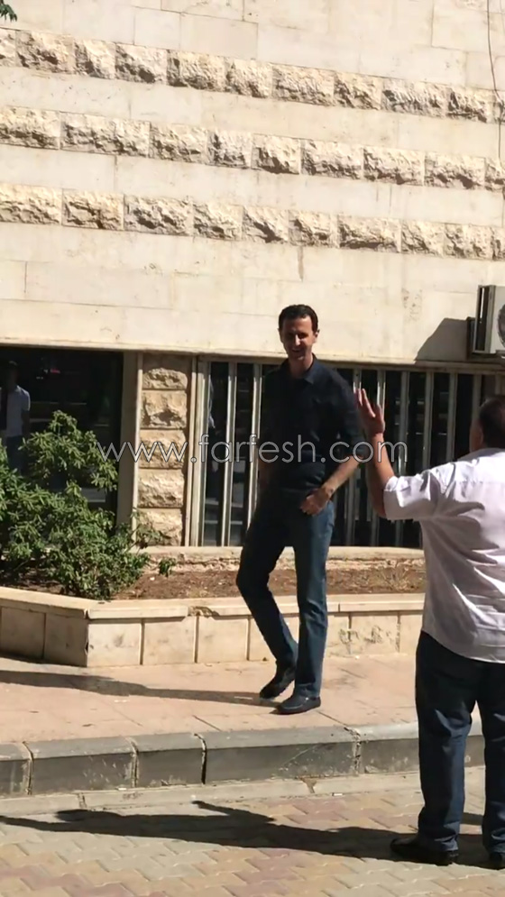 بشار الاسد يتجوّل بين زوار معرض للصناعات بدون حراسة.. فيديو صورة رقم 4