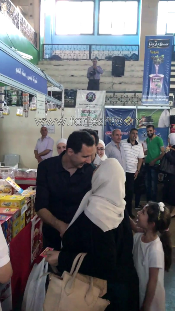 بشار الاسد يتجوّل بين زوار معرض للصناعات بدون حراسة.. فيديو صورة رقم 5