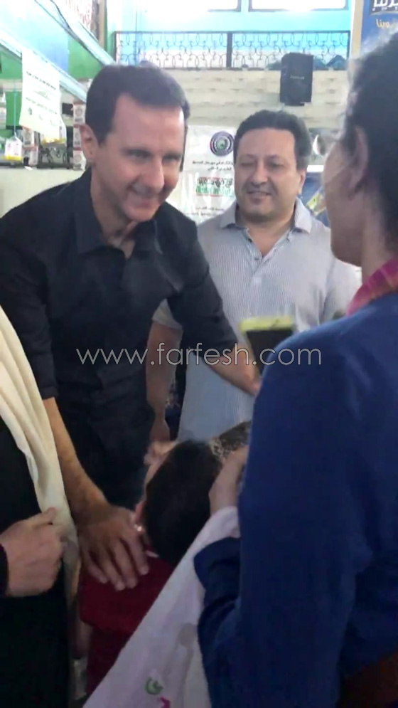 بشار الاسد يتجوّل بين زوار معرض للصناعات بدون حراسة.. فيديو صورة رقم 6