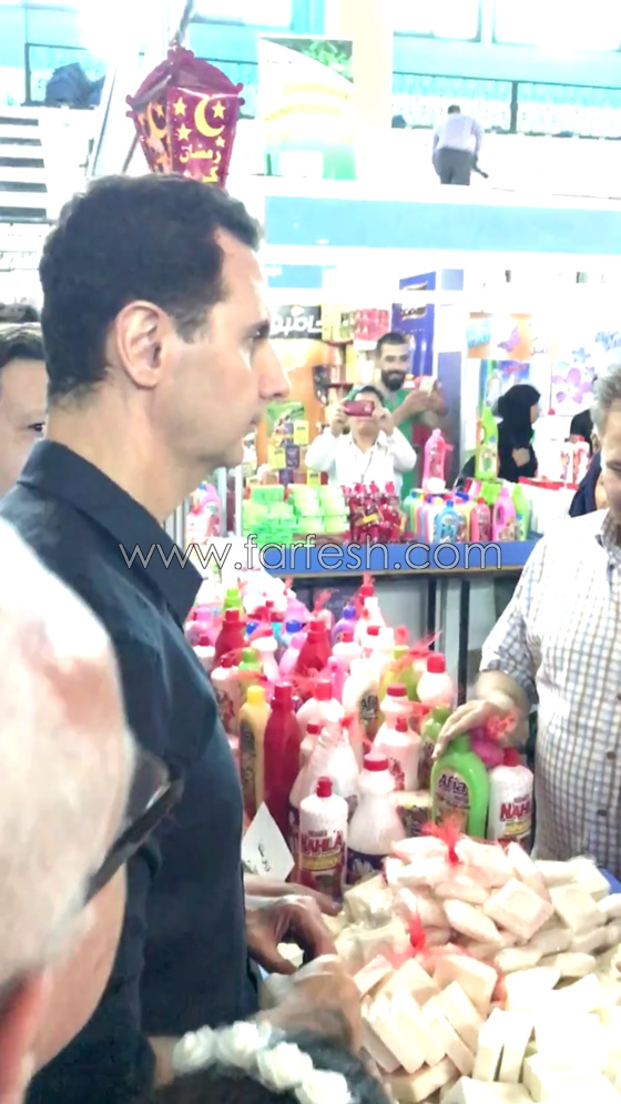 بشار الاسد يتجوّل بين زوار معرض للصناعات بدون حراسة.. فيديو صورة رقم 7