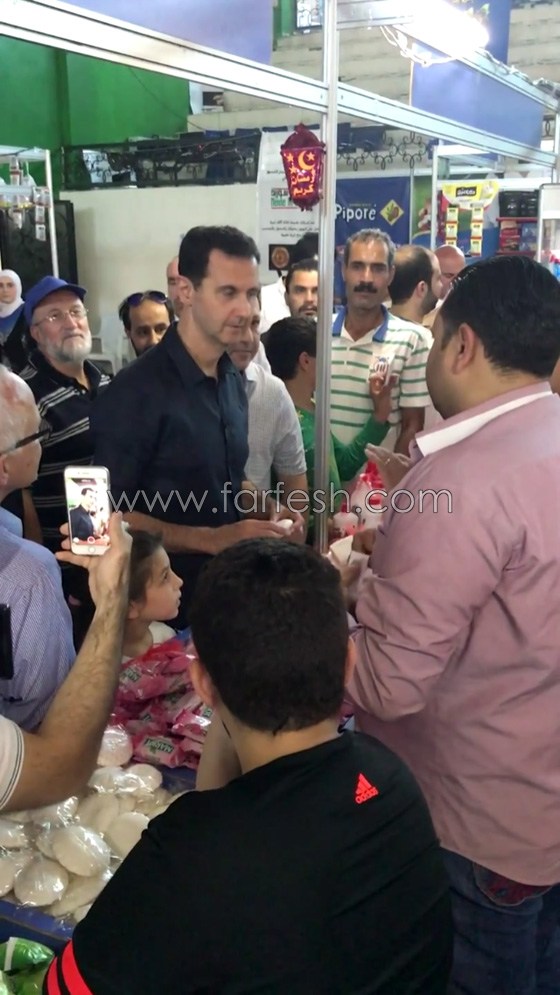 بشار الاسد يتجوّل بين زوار معرض للصناعات بدون حراسة.. فيديو صورة رقم 8