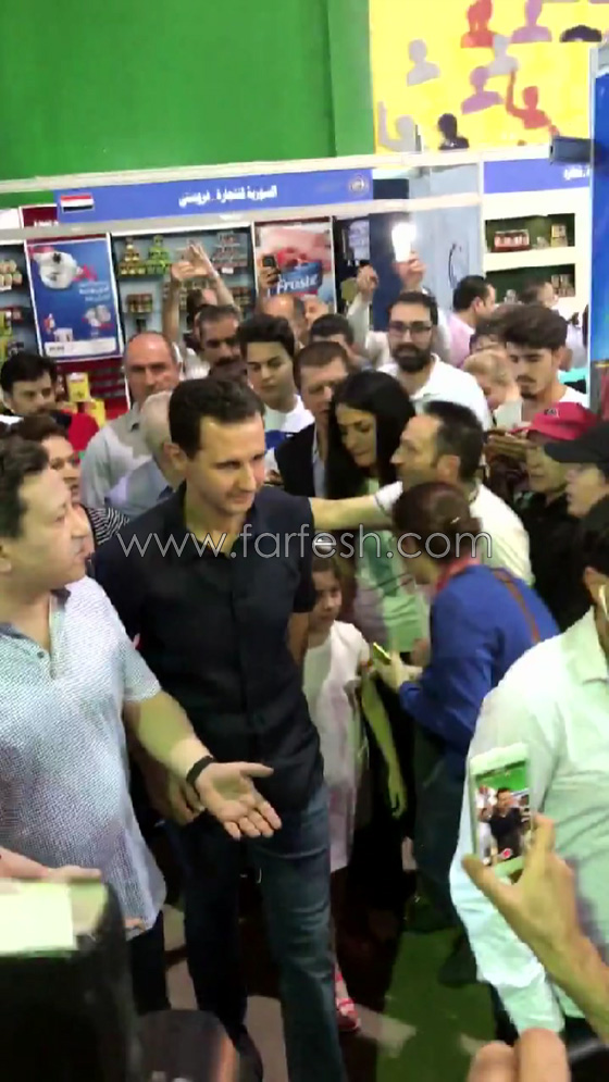 بشار الاسد يتجوّل بين زوار معرض للصناعات بدون حراسة.. فيديو صورة رقم 9