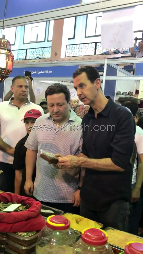 بشار الاسد يتجوّل بين زوار معرض للصناعات بدون حراسة.. فيديو صورة رقم 11