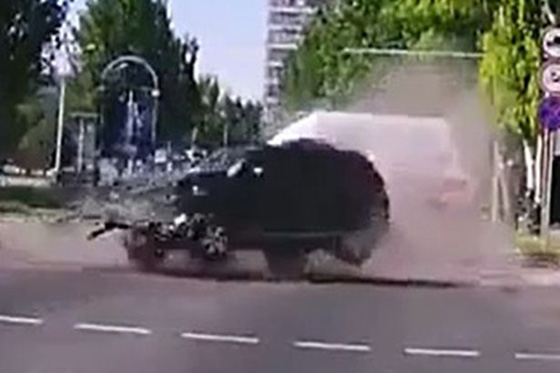 الاسعاف يطلب النجدة.. مركبة تصطدم بسيارة اسعاف وتقلبها! فيديو صورة رقم 1