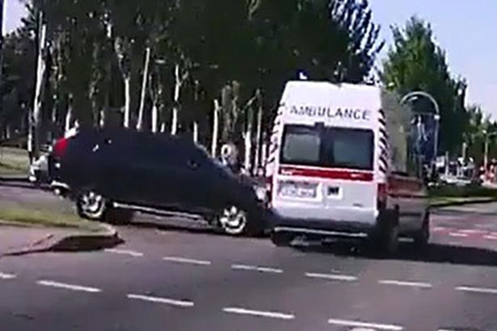 الاسعاف يطلب النجدة.. مركبة تصطدم بسيارة اسعاف وتقلبها! فيديو صورة رقم 2