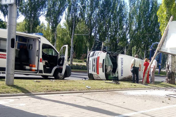 الاسعاف يطلب النجدة.. مركبة تصطدم بسيارة اسعاف وتقلبها! فيديو صورة رقم 3