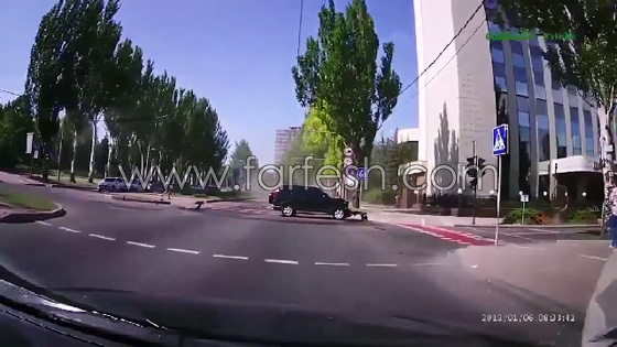 الاسعاف يطلب النجدة.. مركبة تصطدم بسيارة اسعاف وتقلبها! فيديو صورة رقم 5