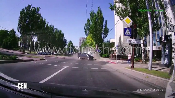 الاسعاف يطلب النجدة.. مركبة تصطدم بسيارة اسعاف وتقلبها! فيديو صورة رقم 6