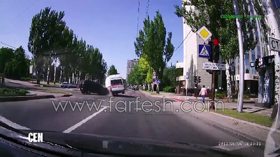 الاسعاف يطلب النجدة.. مركبة تصطدم بسيارة اسعاف وتقلبها! فيديو صورة رقم 7