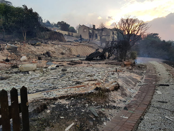 مشاهد مرعبة.. حرائق غابات ضخمة تلتهم قرية بجنوب افريقيا صورة رقم 23