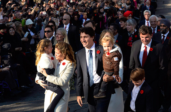 الرئيس الكندي الوسيم يتجول في قارب بيوم البيئة ويثير اعجاب الناس صورة رقم 8