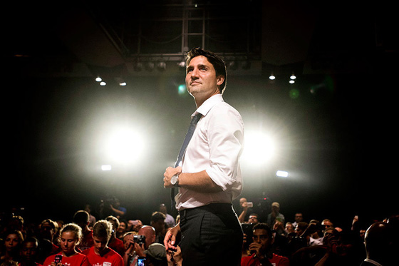 الرئيس الكندي الوسيم يتجول في قارب بيوم البيئة ويثير اعجاب الناس صورة رقم 12