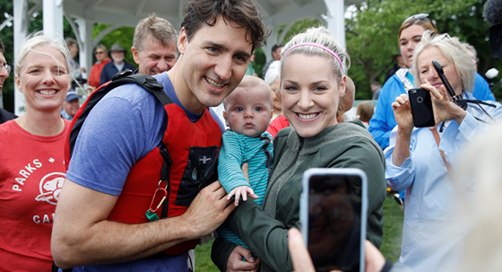 الرئيس الكندي الوسيم يتجول في قارب بيوم البيئة ويثير اعجاب الناس صورة رقم 13