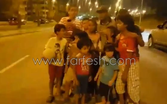 الاطفال يستفزون محمد رمضان للعب الكرة بالشارع.. فسجل هدفا ومشى! صورة رقم 2