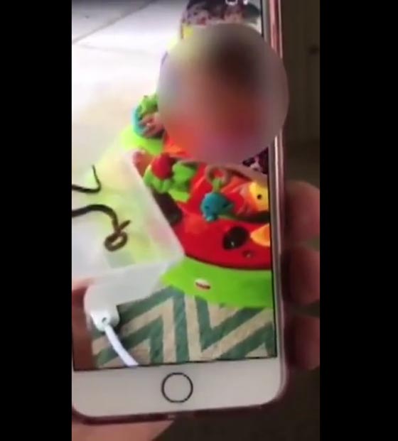 ارادت ان تدرب طفلتها على الحياة البرية فاحضرت له افعى تلدغها! صورة رقم 1