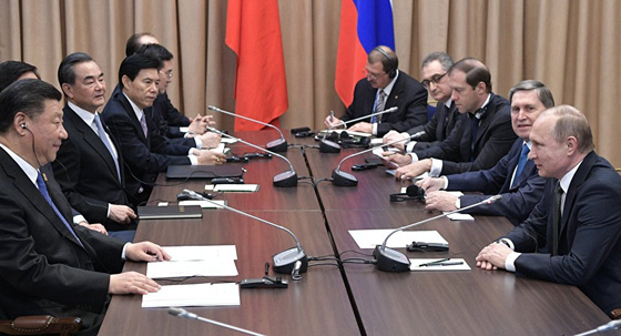 بوتين يمازح نظيره الصيني: انت الرجل الوحيد في الميدان! فيديو صورة رقم 1