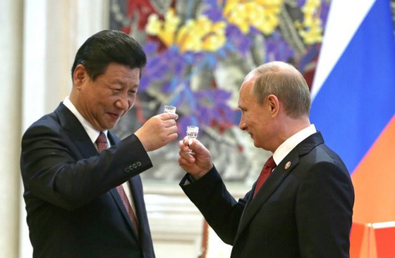 بوتين يمازح نظيره الصيني: انت الرجل الوحيد في الميدان! فيديو صورة رقم 3