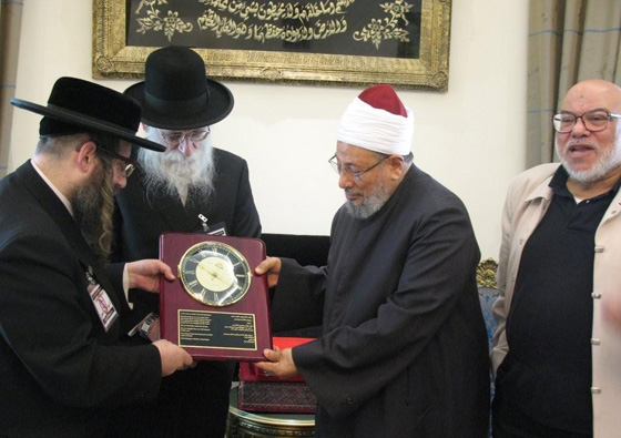  اقصاء الشيخ القرضاوي رئيس اتحاد علماء المسلمين بتهمة الارهاب صورة رقم 4