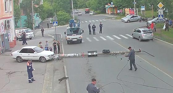 سائق سيارة متهور يسقط عامود انارة ما جعل القطط تتدخل!! فيديو صورة رقم 2