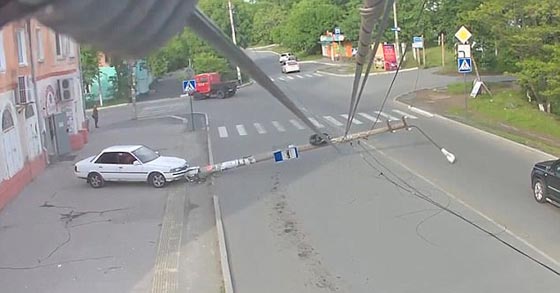 سائق سيارة متهور يسقط عامود انارة ما جعل القطط تتدخل!! فيديو صورة رقم 1