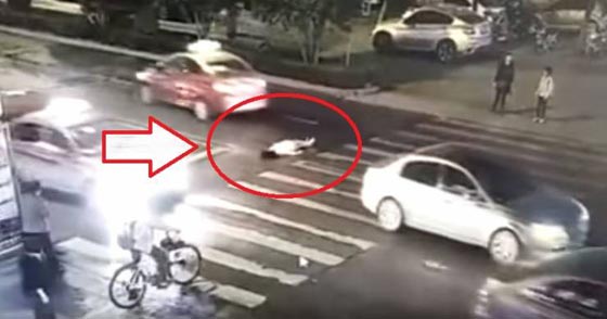 فيديو صادم.. امرأة تصدمها سيارة ولا يحاول احد انقاذها حتى تموت! صورة رقم 1