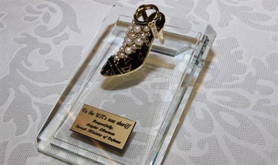  وزير اسرائيلي يهدي السفيرة الامريكية كندرة لضرب اعداء اسرائيل! صورة رقم 1