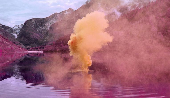 هل يمكن لقنابل الدخان التي يستخدمها هذا الفنان ان تغير رايك في السياسة؟ صورة رقم 2