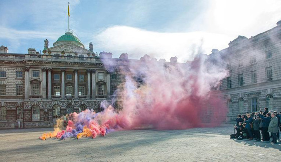 هل يمكن لقنابل الدخان التي يستخدمها هذا الفنان ان تغير رايك في السياسة؟ صورة رقم 3