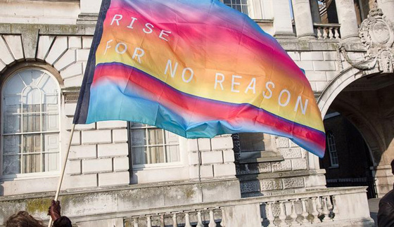 هل يمكن لقنابل الدخان التي يستخدمها هذا الفنان ان تغير رايك في السياسة؟ صورة رقم 4