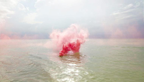 هل يمكن لقنابل الدخان التي يستخدمها هذا الفنان ان تغير رايك في السياسة؟ صورة رقم 5