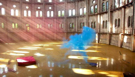 هل يمكن لقنابل الدخان التي يستخدمها هذا الفنان ان تغير رايك في السياسة؟ صورة رقم 7